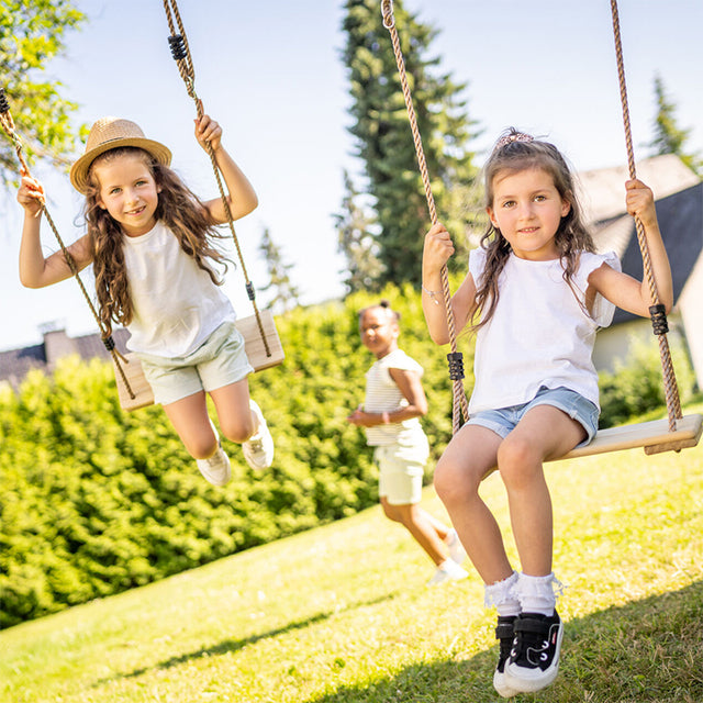 Klettergerüst und Natur: So integrieren Sie ein Outdoor Spielgerät harmonisch in Ihren Garten
