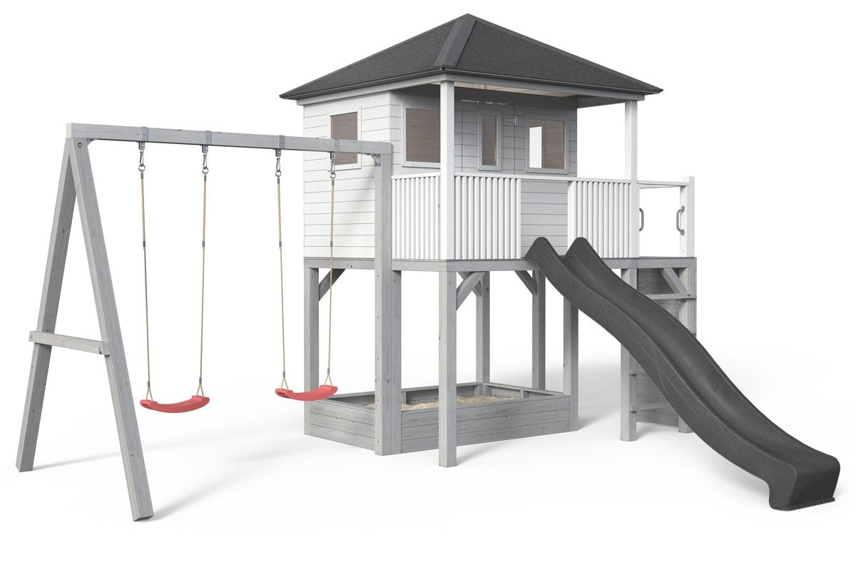 Eine Schaukel mit Spielturm im eigenen Garten