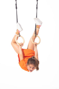 Trægymnastikringe med sort reb