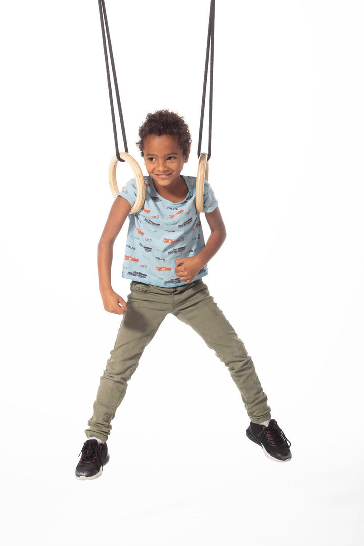 Trægymnastikringe med sort reb